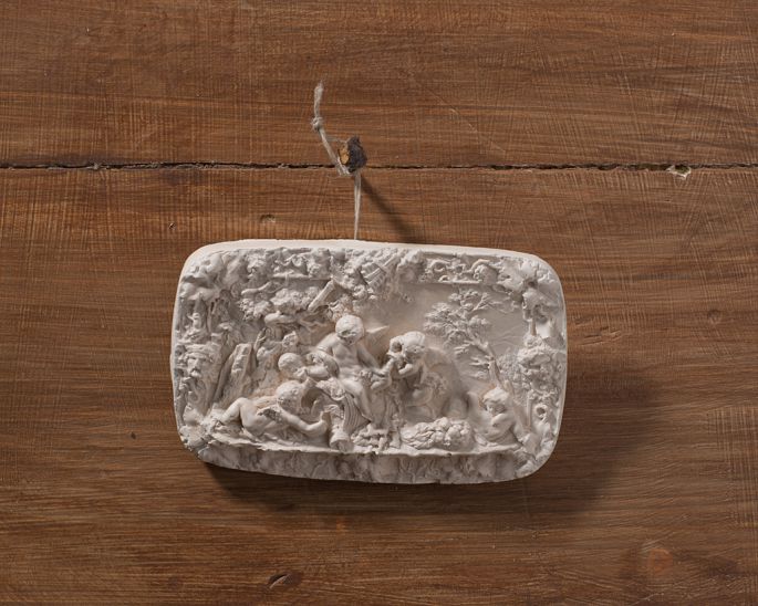 Henri Peyre & Catherine Auguste - Bas-relief pendu à un clou