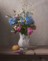 Henri Peyre & Catherine Auguste - Bouquet avec fleur d‘ail et hortensia dans un vase en céramique blanche et pêche
