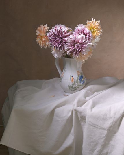 Henri Peyre & Catherine Auguste - Bouquet de dalhias sur drap blanc