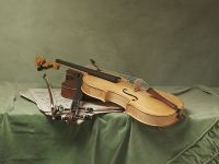Henri Peyre & Catherine Auguste - Deux violons, deux archets sur un velours vert