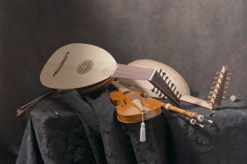Henri Peyre & Catherine Auguste - Nature morte avec violon, 2 luths et deux hautbois