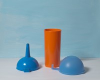 Henri Peyre & Catherine Auguste - Pichet orange, bol bleu et entonnoir sur un fond bleu