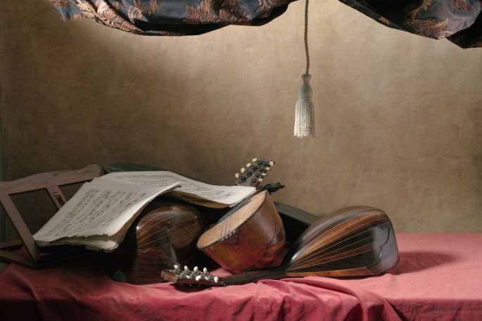 Henri Peyre & Catherine Auguste - Trois mandolines, partition, chevalet sur une table avec velours rouge, rideau et pompom
